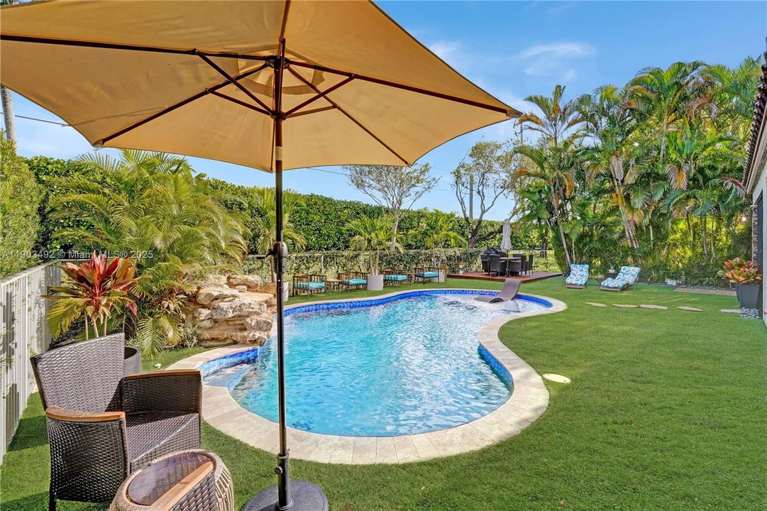 合同活跃: $739,000 (3 贝兹, 2 浴室, 1661 平方英尺)