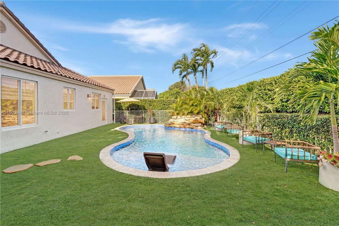 合同活跃: $739,000 (3 贝兹, 2 浴室, 1661 平方英尺)