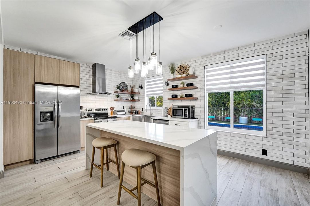 合同活跃: $739,000 (3 贝兹, 2 浴室, 1661 平方英尺)