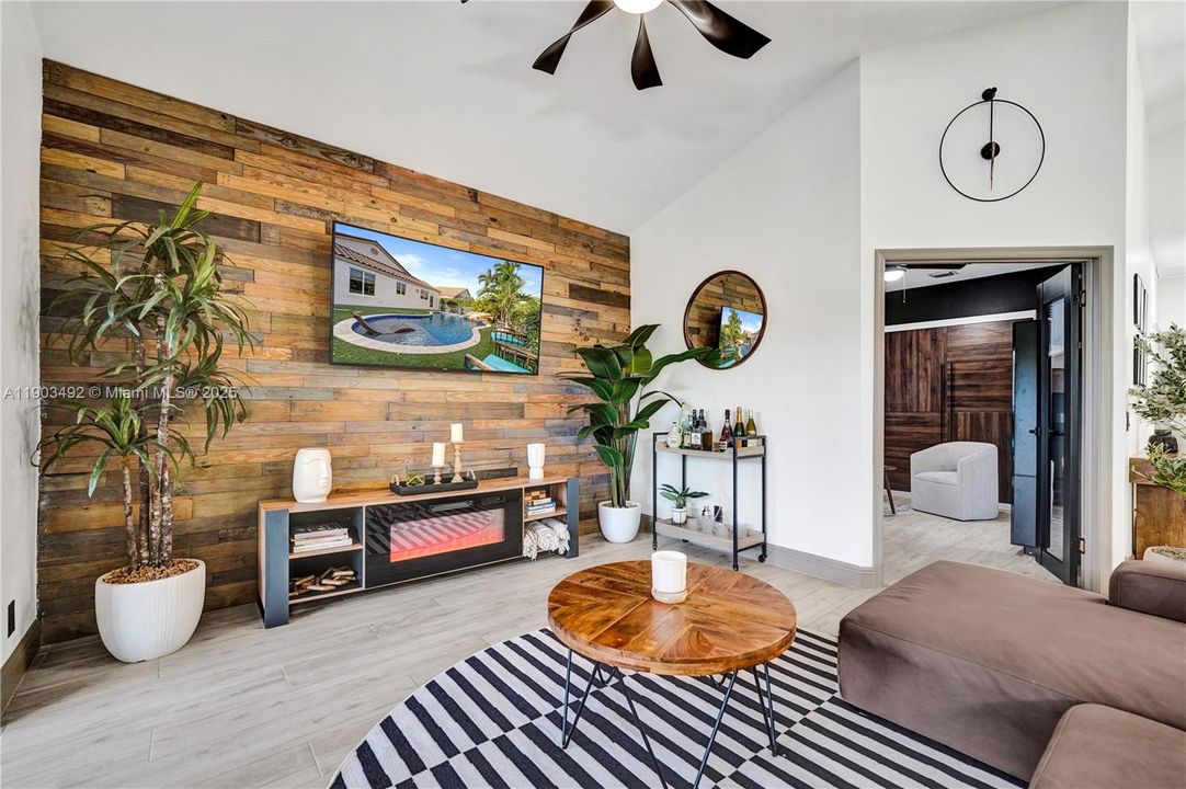 合同活跃: $739,000 (3 贝兹, 2 浴室, 1661 平方英尺)