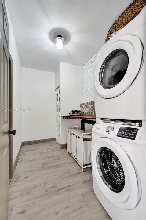 合同活跃: $739,000 (3 贝兹, 2 浴室, 1661 平方英尺)