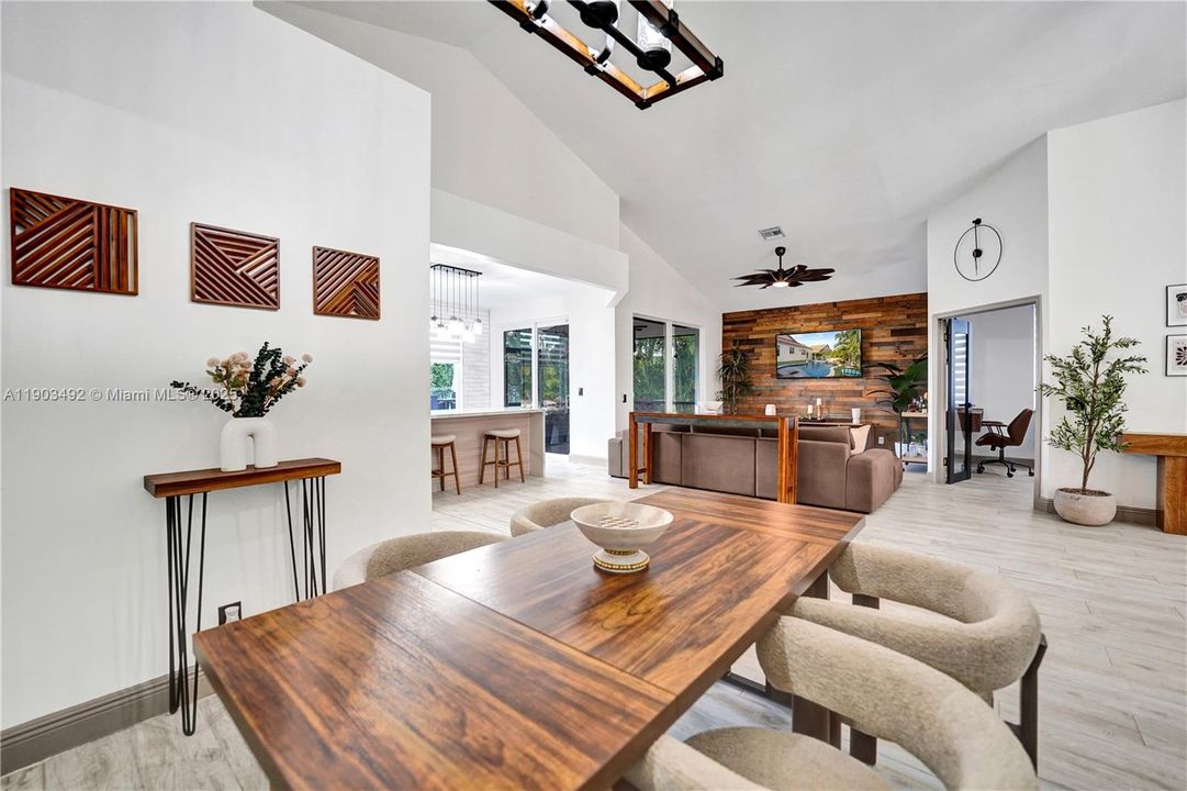 合同活跃: $739,000 (3 贝兹, 2 浴室, 1661 平方英尺)