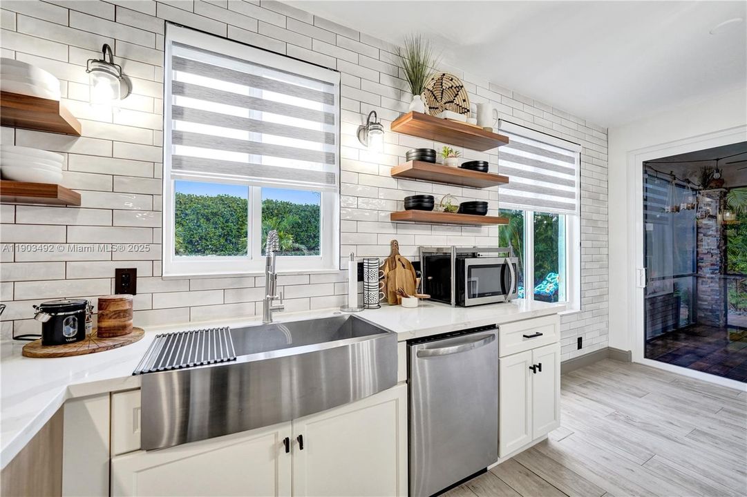 合同活跃: $739,000 (3 贝兹, 2 浴室, 1661 平方英尺)