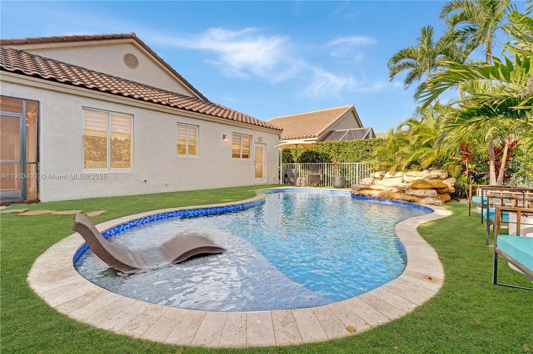 合同活跃: $739,000 (3 贝兹, 2 浴室, 1661 平方英尺)