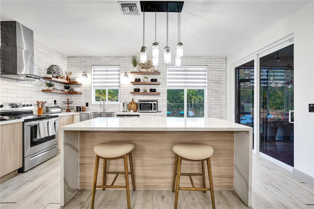 合同活跃: $739,000 (3 贝兹, 2 浴室, 1661 平方英尺)