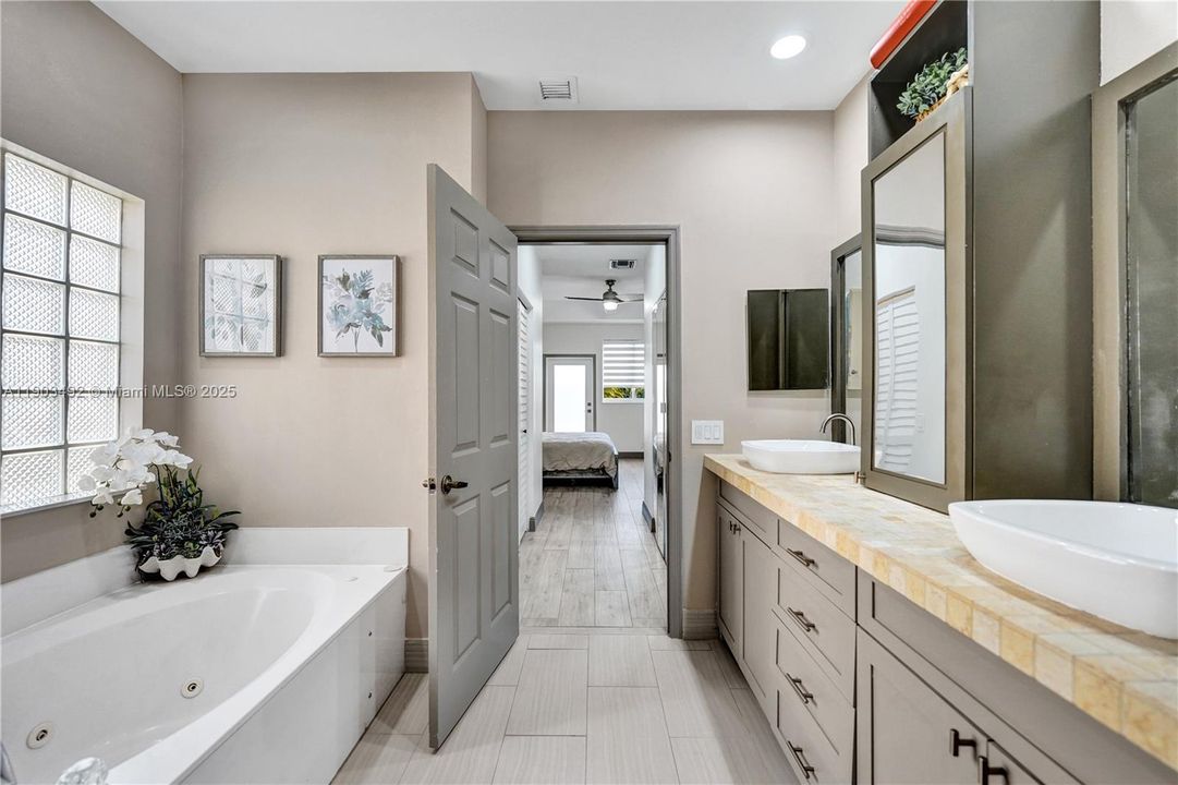 合同活跃: $739,000 (3 贝兹, 2 浴室, 1661 平方英尺)