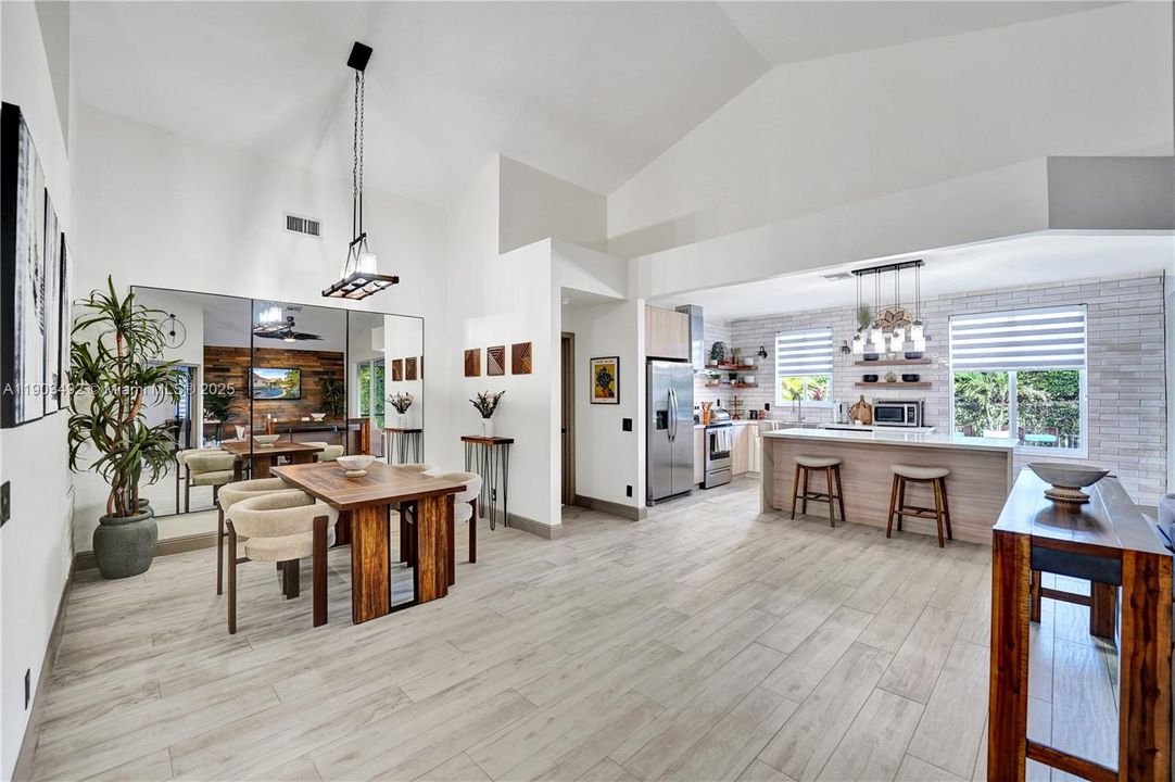 合同活跃: $739,000 (3 贝兹, 2 浴室, 1661 平方英尺)