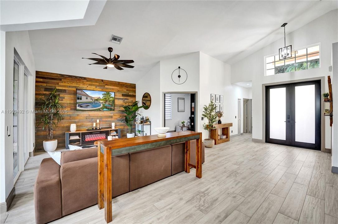 合同活跃: $739,000 (3 贝兹, 2 浴室, 1661 平方英尺)