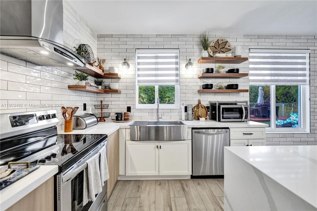 合同活跃: $739,000 (3 贝兹, 2 浴室, 1661 平方英尺)