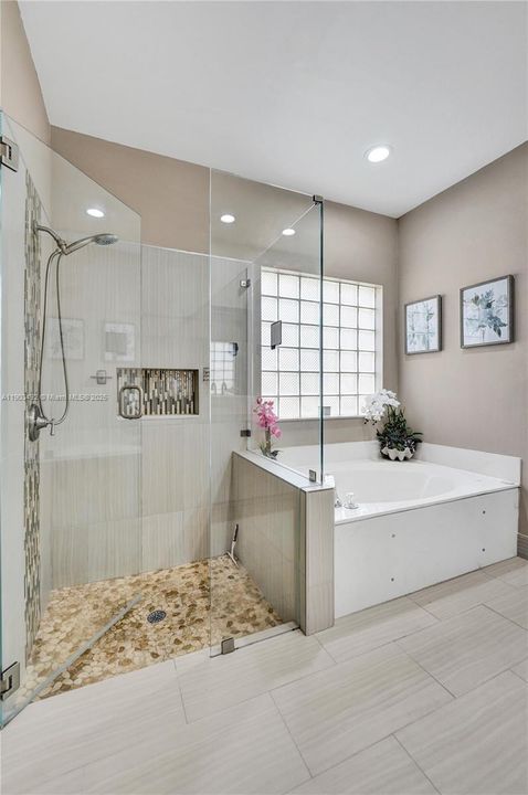 合同活跃: $739,000 (3 贝兹, 2 浴室, 1661 平方英尺)