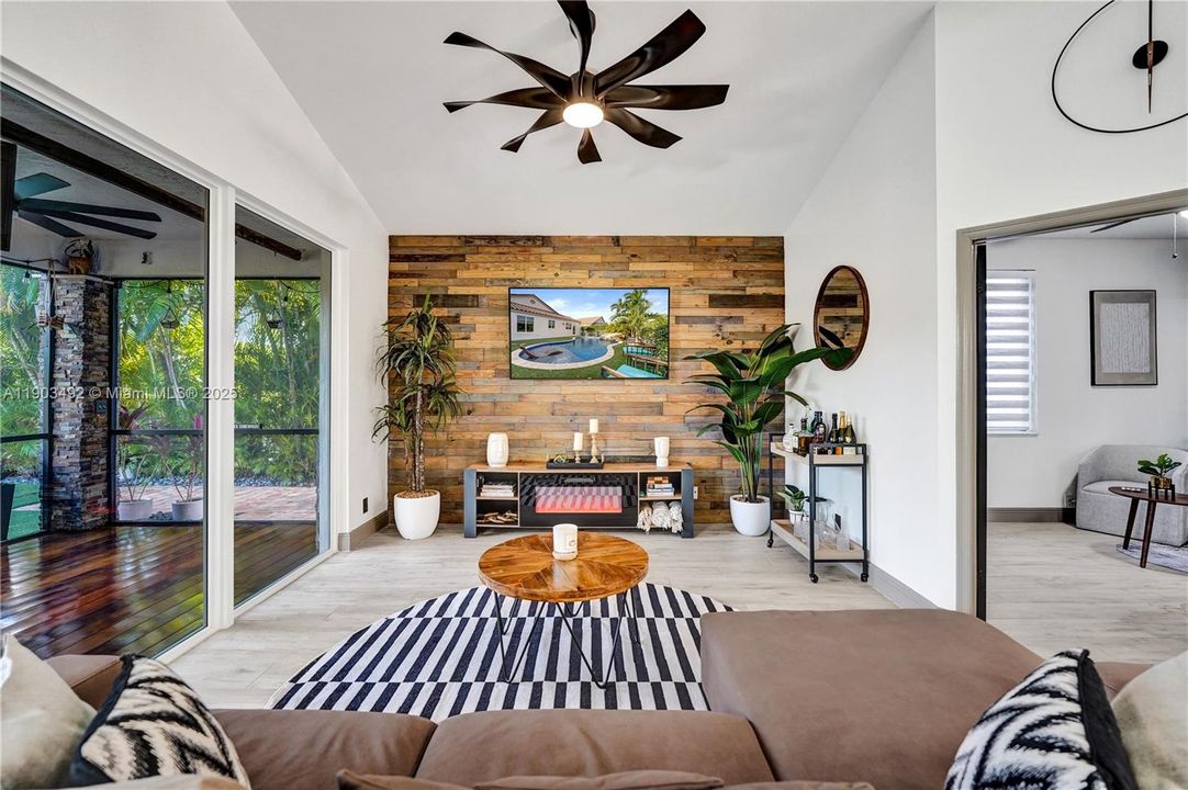 合同活跃: $739,000 (3 贝兹, 2 浴室, 1661 平方英尺)