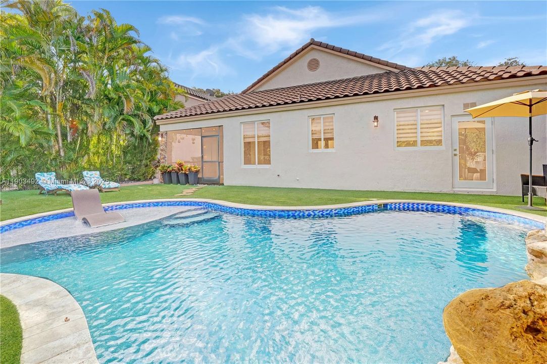 合同活跃: $739,000 (3 贝兹, 2 浴室, 1661 平方英尺)