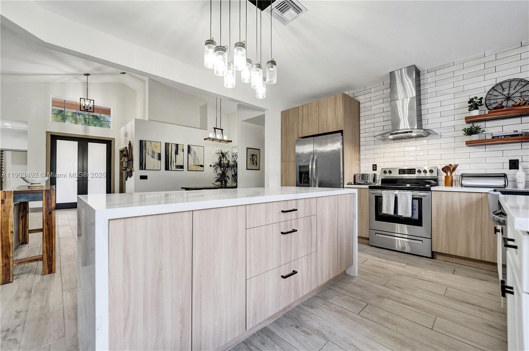 合同活跃: $739,000 (3 贝兹, 2 浴室, 1661 平方英尺)