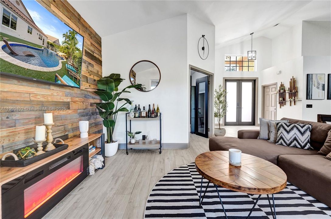 合同活跃: $739,000 (3 贝兹, 2 浴室, 1661 平方英尺)