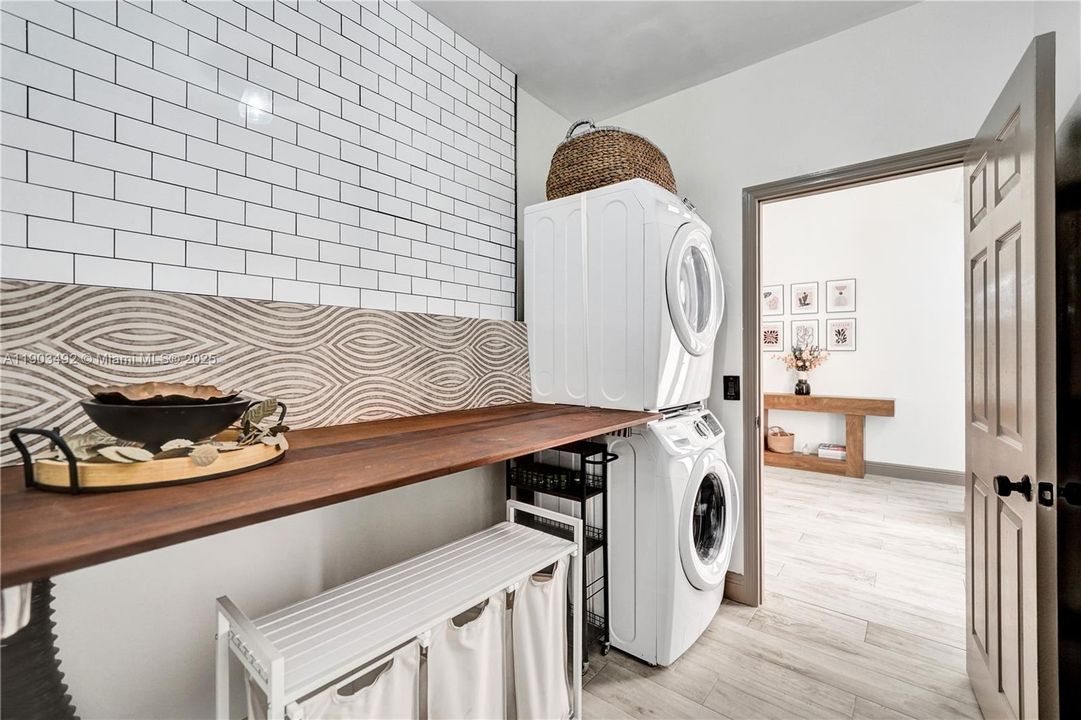 合同活跃: $739,000 (3 贝兹, 2 浴室, 1661 平方英尺)