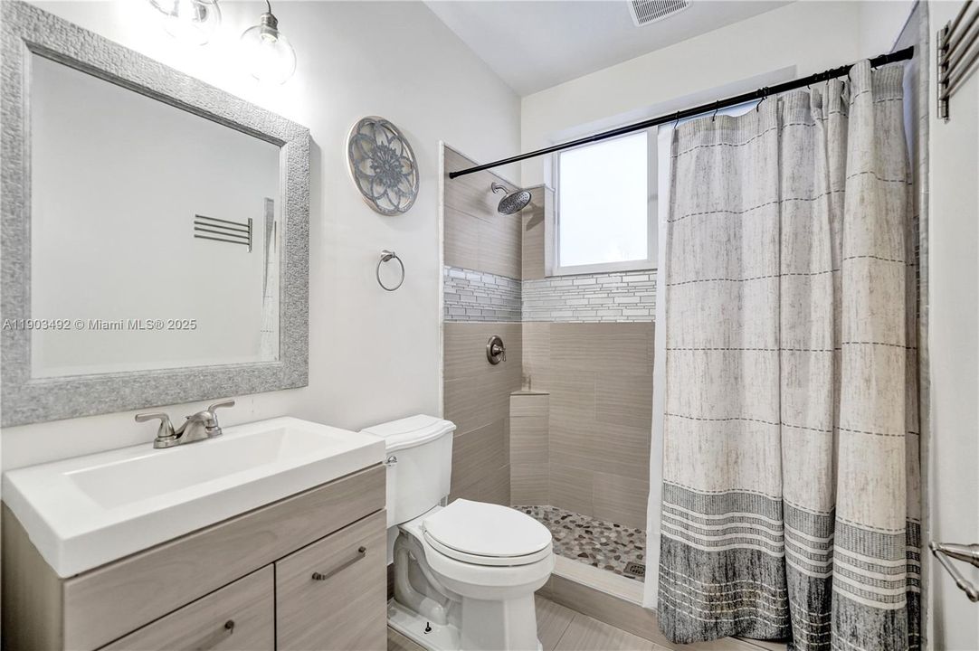 合同活跃: $739,000 (3 贝兹, 2 浴室, 1661 平方英尺)