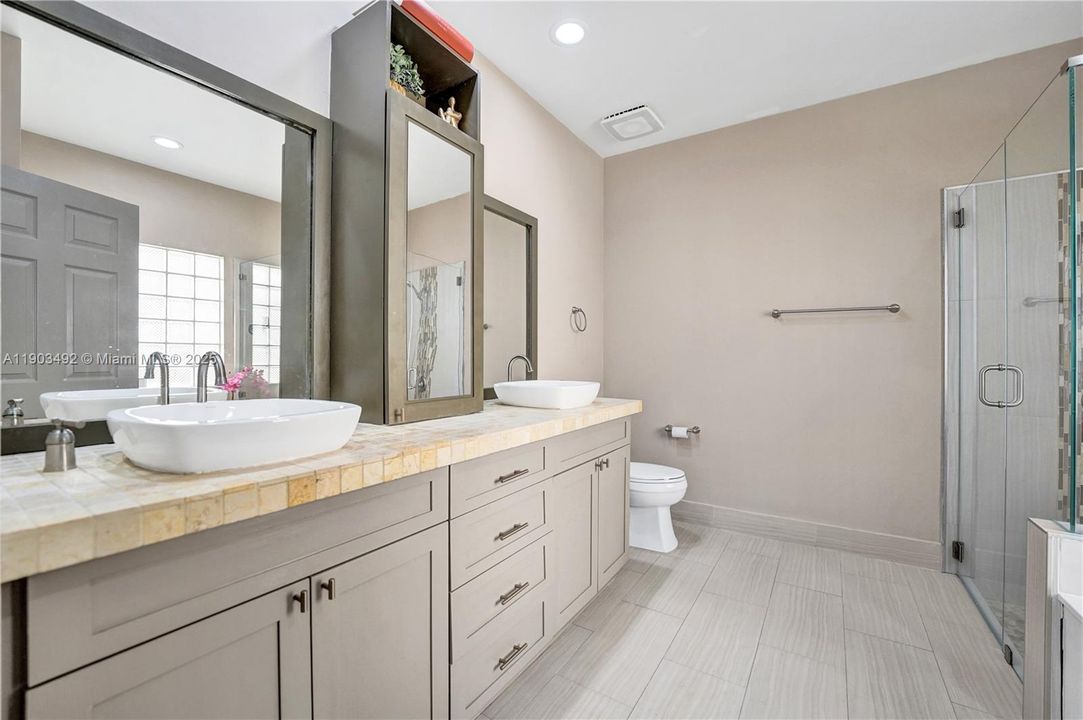 合同活跃: $739,000 (3 贝兹, 2 浴室, 1661 平方英尺)