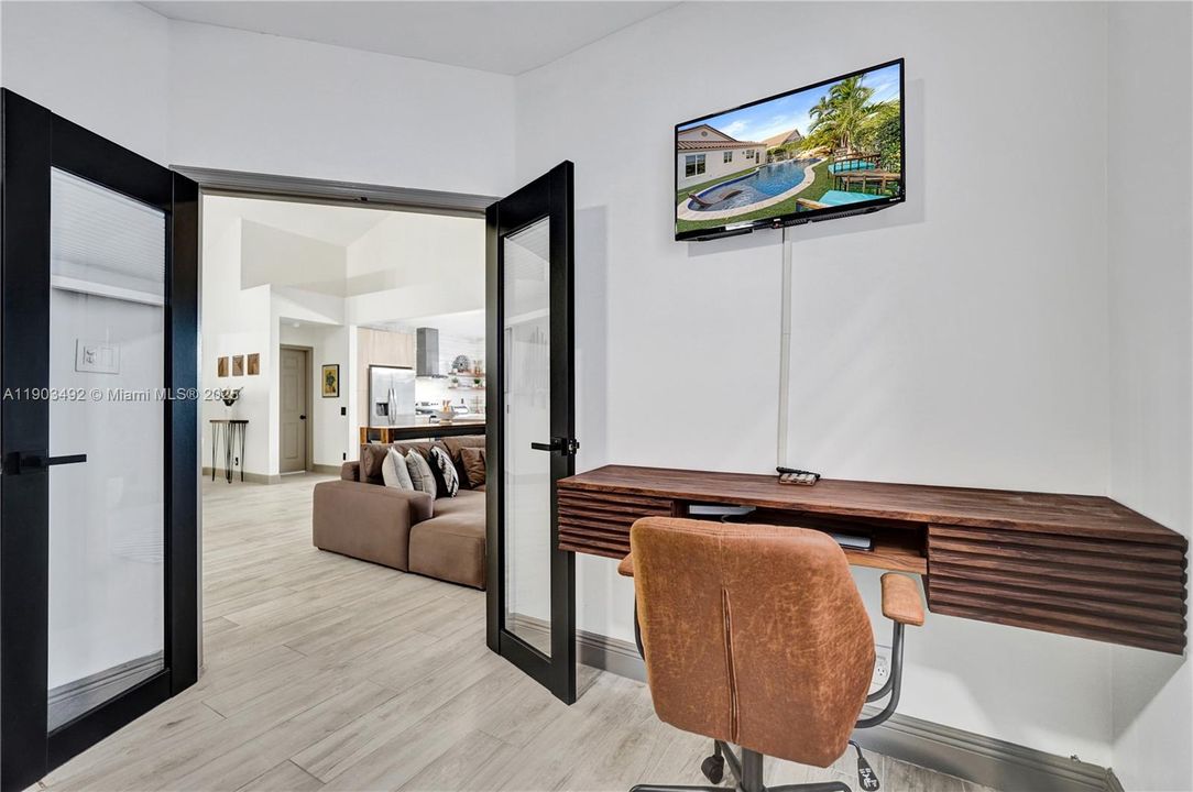 合同活跃: $739,000 (3 贝兹, 2 浴室, 1661 平方英尺)