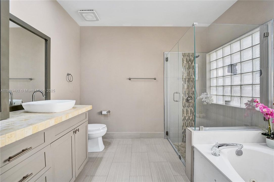 合同活跃: $739,000 (3 贝兹, 2 浴室, 1661 平方英尺)