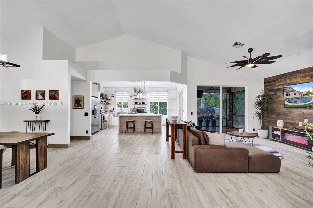 合同活跃: $739,000 (3 贝兹, 2 浴室, 1661 平方英尺)