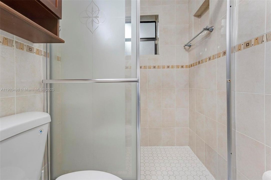 合同活跃: $559,700 (4 贝兹, 2 浴室, 1666 平方英尺)