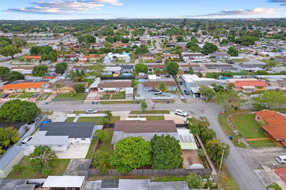 合同活跃: $559,700 (4 贝兹, 2 浴室, 1666 平方英尺)