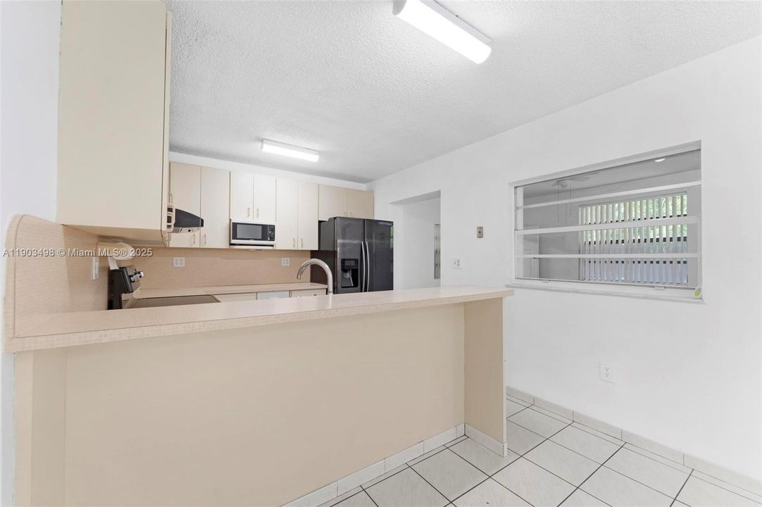 合同活跃: $559,700 (4 贝兹, 2 浴室, 1666 平方英尺)