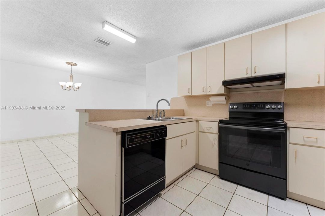 合同活跃: $559,700 (4 贝兹, 2 浴室, 1666 平方英尺)