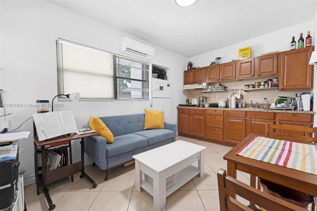 合同活跃: $559,700 (4 贝兹, 2 浴室, 1666 平方英尺)