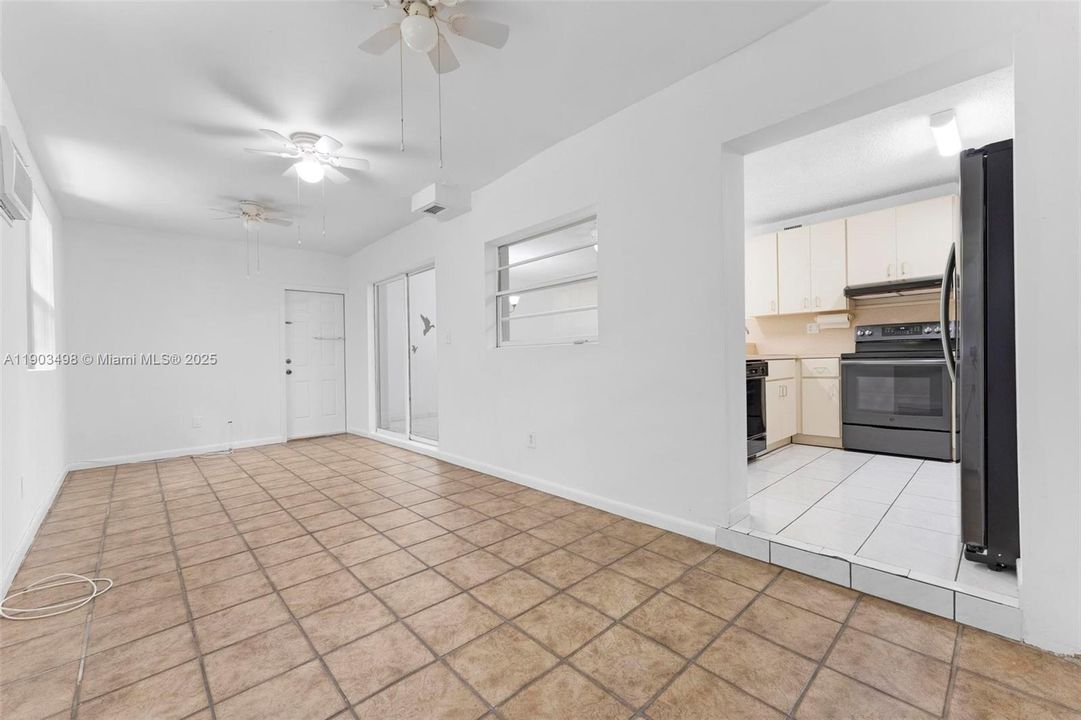 合同活跃: $559,700 (4 贝兹, 2 浴室, 1666 平方英尺)