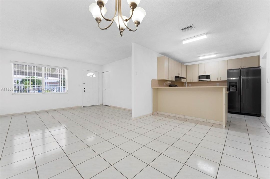 合同活跃: $559,700 (4 贝兹, 2 浴室, 1666 平方英尺)