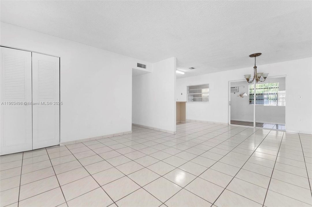 合同活跃: $559,700 (4 贝兹, 2 浴室, 1666 平方英尺)