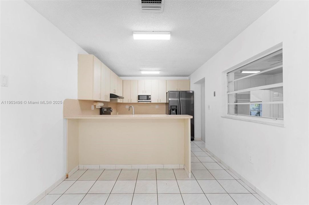 合同活跃: $559,700 (4 贝兹, 2 浴室, 1666 平方英尺)