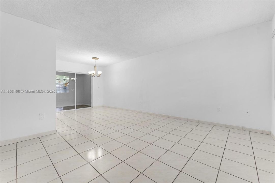 合同活跃: $559,700 (4 贝兹, 2 浴室, 1666 平方英尺)