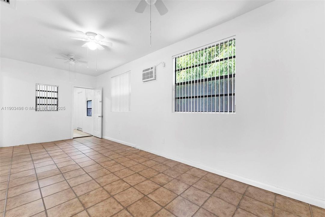 合同活跃: $559,700 (4 贝兹, 2 浴室, 1666 平方英尺)