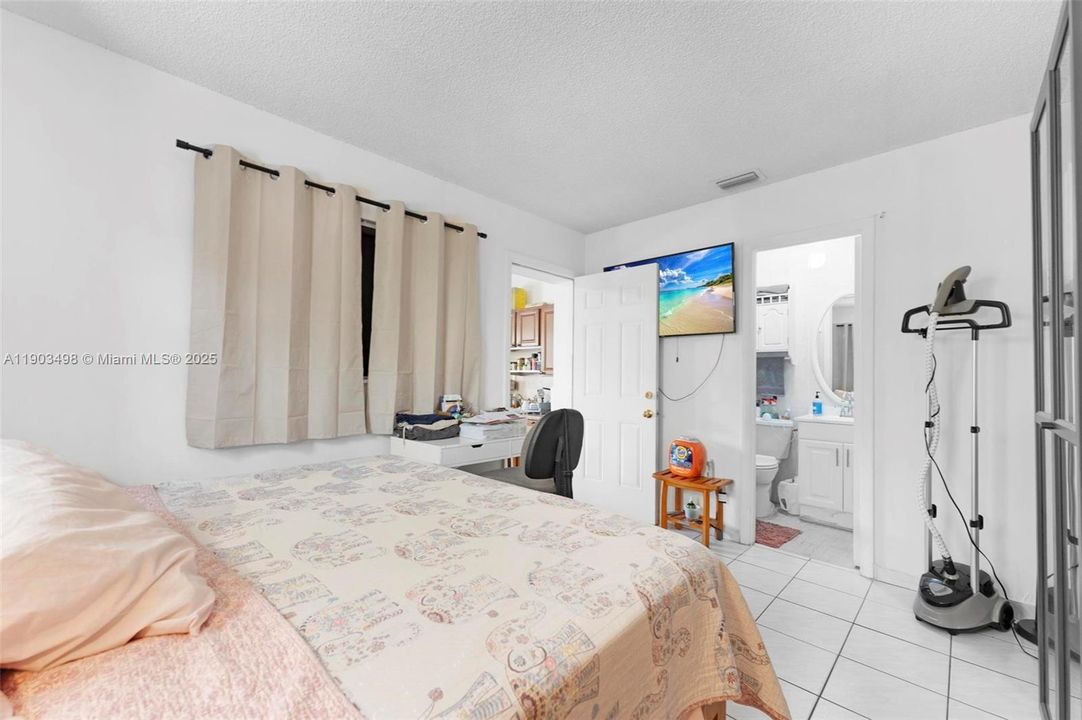 合同活跃: $559,700 (4 贝兹, 2 浴室, 1666 平方英尺)