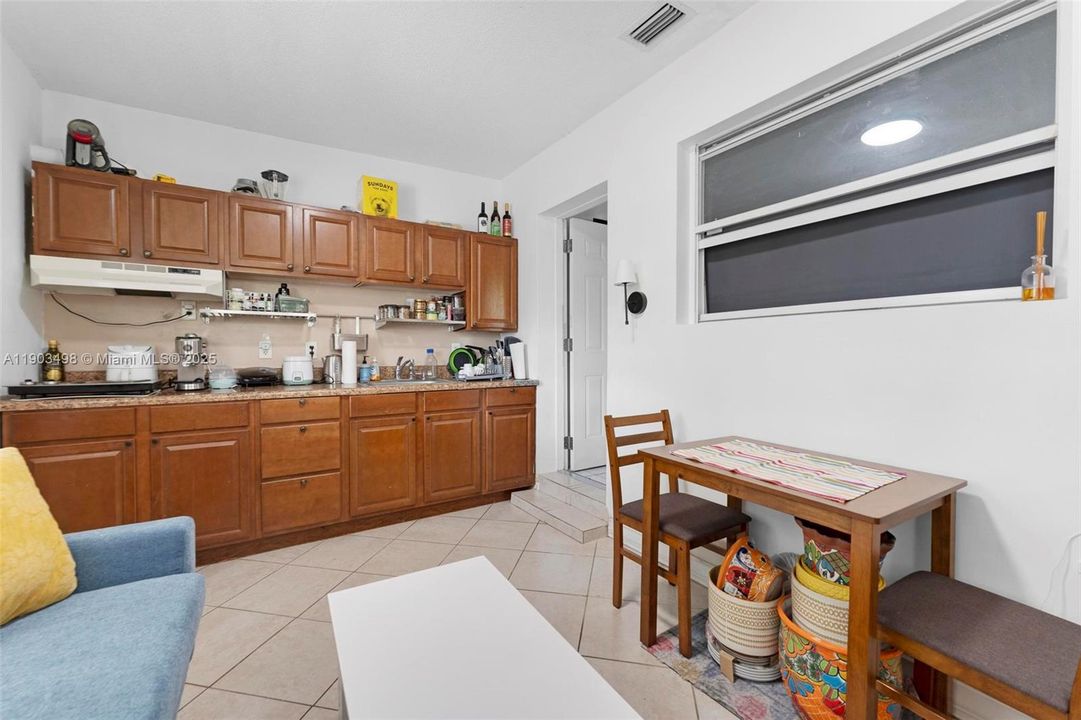 合同活跃: $559,700 (4 贝兹, 2 浴室, 1666 平方英尺)