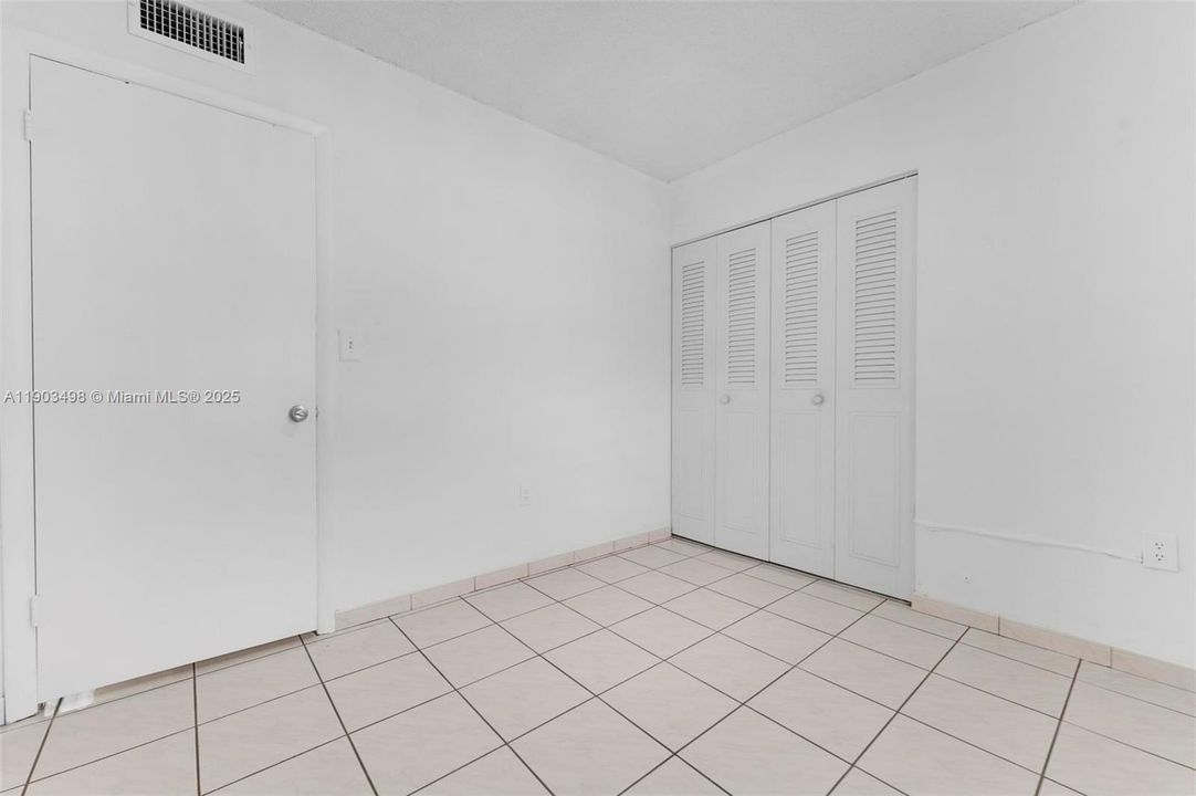 合同活跃: $559,700 (4 贝兹, 2 浴室, 1666 平方英尺)