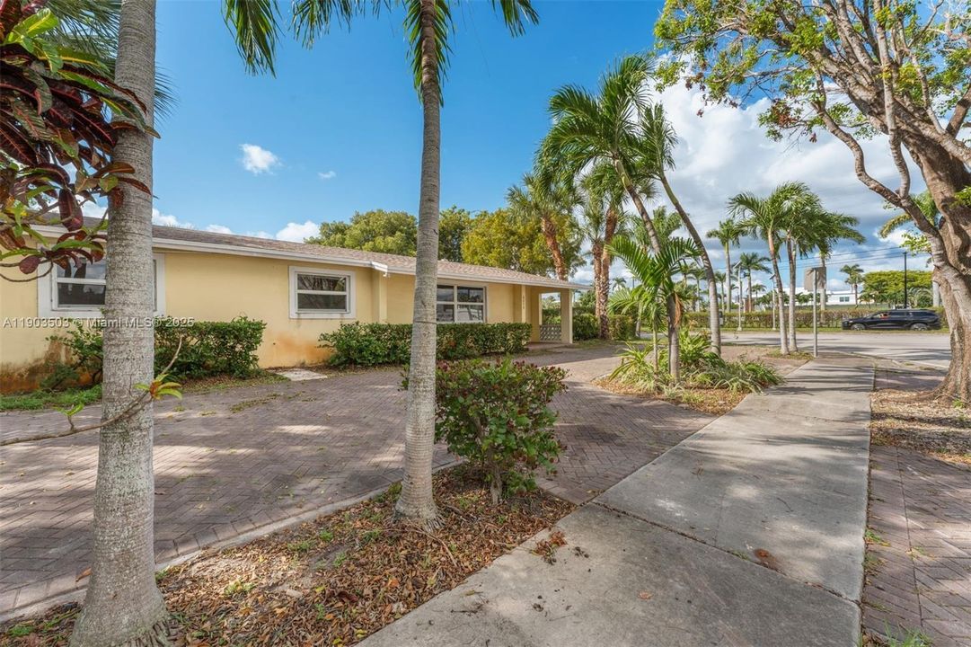 Active With Contract: $700,000 (4 beds, 2 baths, 1344 Square Feet)