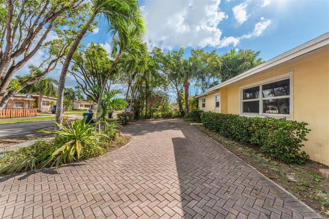 Active With Contract: $700,000 (4 beds, 2 baths, 1344 Square Feet)