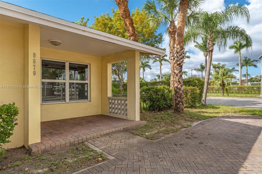 Active With Contract: $700,000 (4 beds, 2 baths, 1344 Square Feet)