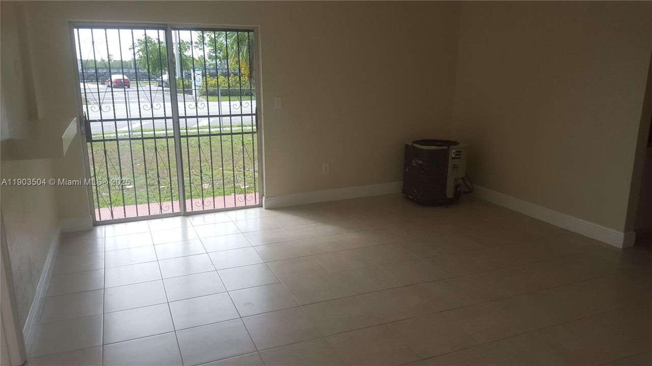 For Rent: $2,600 (3 beds, 1 baths, 1015 Square Feet)