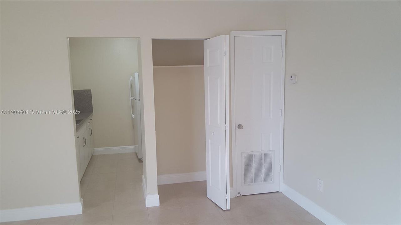 For Rent: $2,600 (3 beds, 1 baths, 1015 Square Feet)