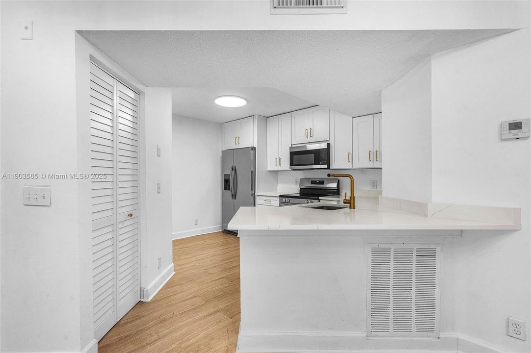 For Rent: $2,500 (2 beds, 2 baths, 984 Square Feet)