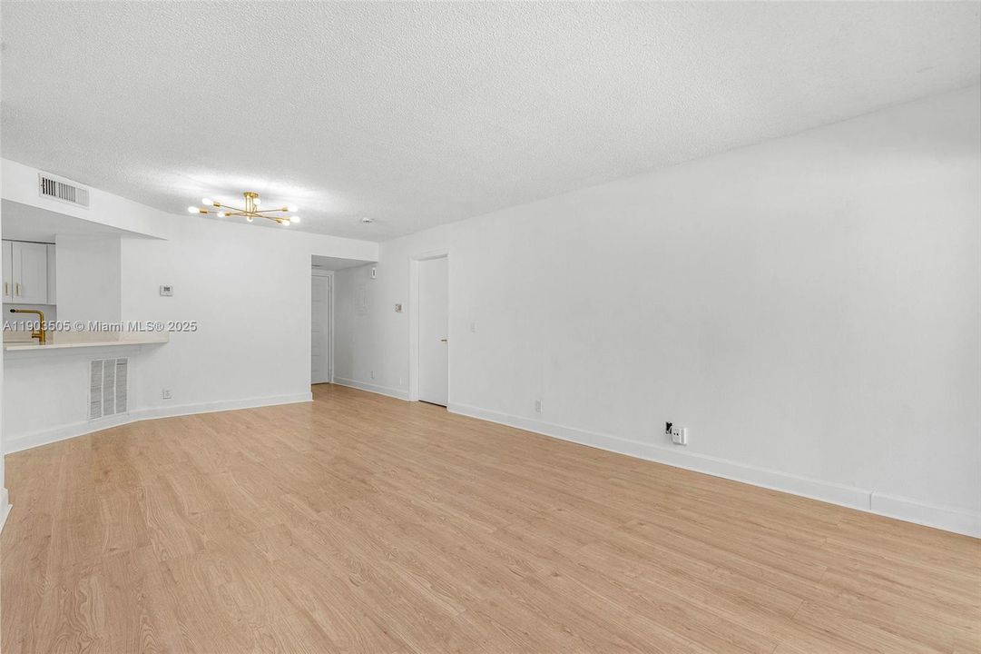 For Rent: $2,500 (2 beds, 2 baths, 984 Square Feet)