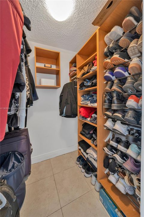 For Rent: $2,200 (1 beds, 1 baths, 730 Square Feet)