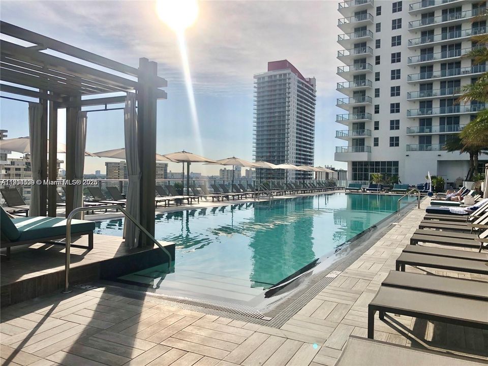 For Sale: $1,145,000 (2 beds, 2 baths, 1083 Square Feet)