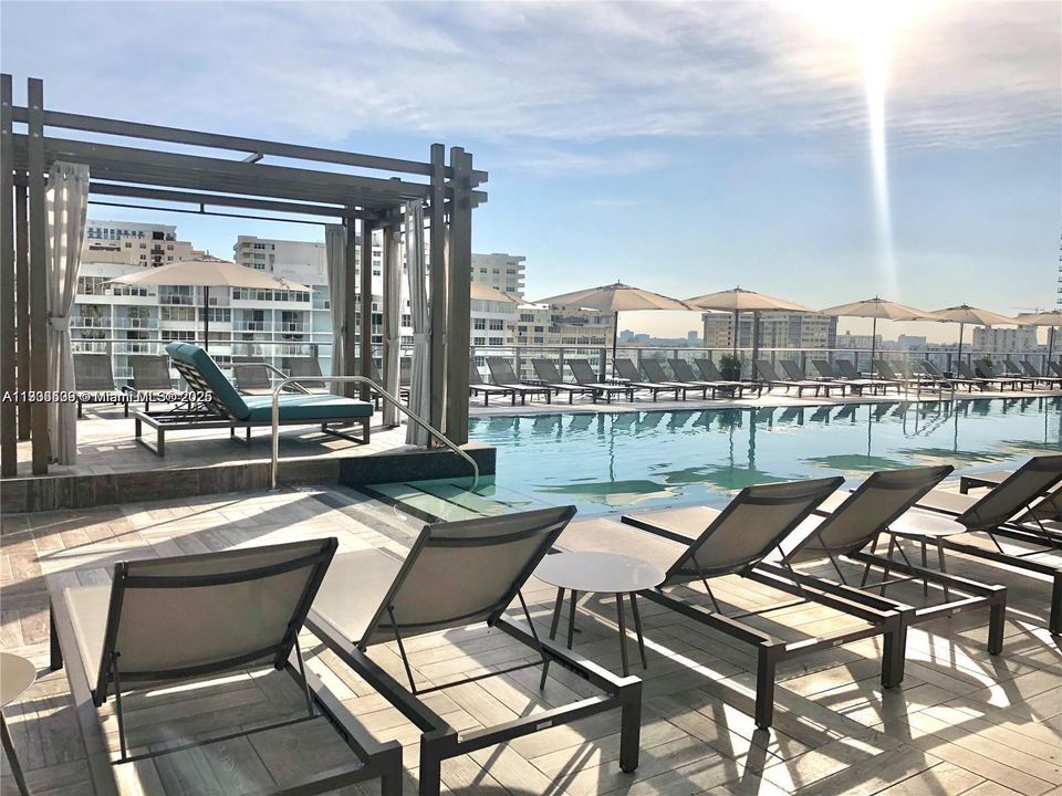 For Sale: $1,145,000 (2 beds, 2 baths, 1083 Square Feet)