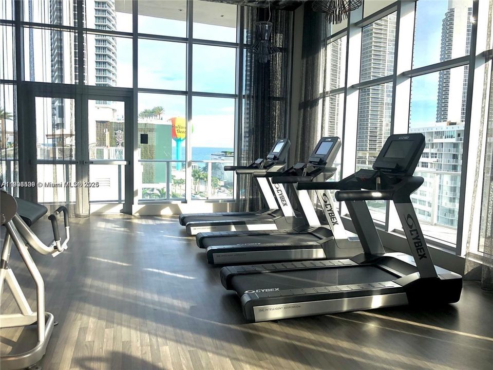 For Sale: $1,145,000 (2 beds, 2 baths, 1083 Square Feet)