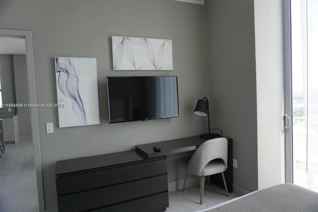 For Sale: $1,145,000 (2 beds, 2 baths, 1083 Square Feet)